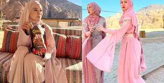 Baru-baru ini kunjungi Al-Ula, Lesti Kejora tampil menawan mengenakan gamis dan hijab pashmina nuansa pink pastel. [@lestikejora]