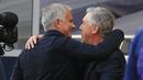 Pelatih Tottenham Hotspur, Jose Mourinho, berpelukan dengan pelatih Everton, Carlo Ancelotti, pada laga Premier League, Senin (6/7/2020). Mourinho rela langgar aturan jarak sosial demi memeluk Carlo Ancelotti yang merupakan idolanya. (AFP/Adam Davy)