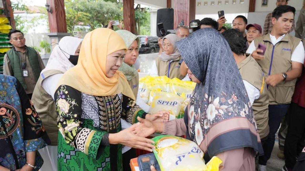 Gubernur Khofifah Optimistis Ketersediaan Logistik Nataru Aman Melalui Pasar Murah Bersubsidi di Jatim