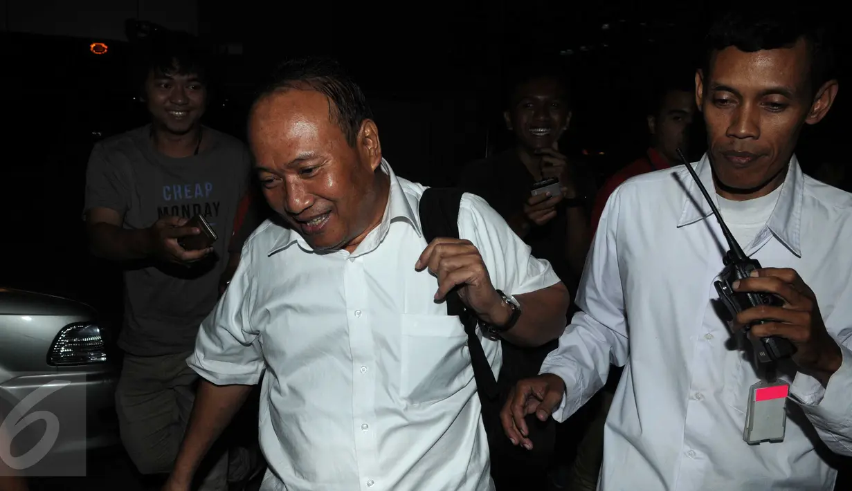 Tersangka kasus dugaan korupsi e-KTP, Sugiharto meninggalkan Gedung KPK usai menjalani pemeriksaan, Jakarta, Selasa (8/3/2016). Sugiharto telah menjadi tersangka sejak 22 April 2014 namun hingga kini belum ditahan. (Liputan6.com/Helmi Afandi)