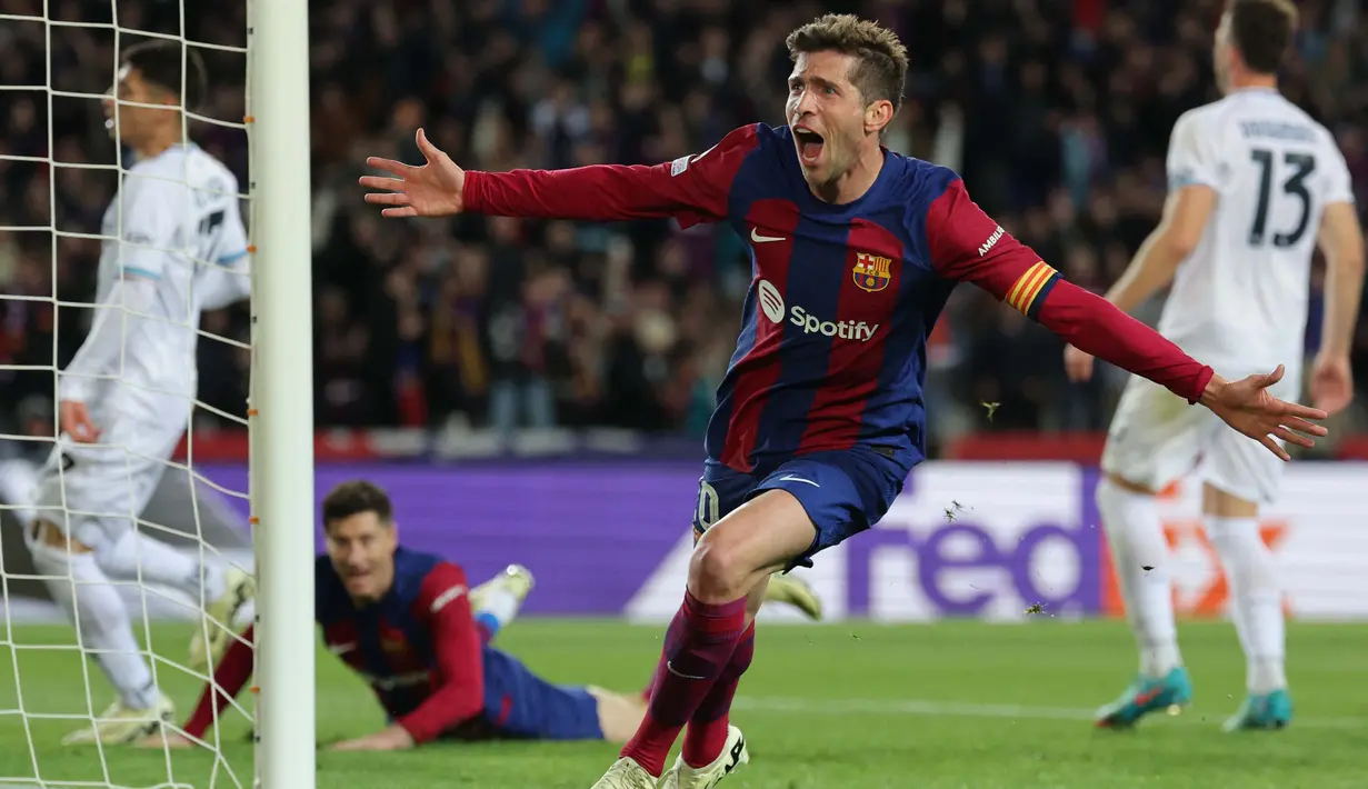 Strategi serangan balik yang diterapkan Barcelona cukup efektif untuk merusak lini pertahanan Napoli. (LLUIS GENE/AFP)