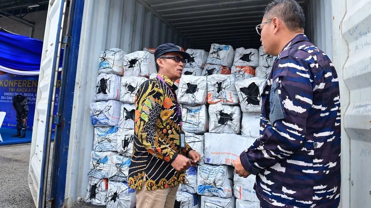 FOTO: TNI AL Gagalkan Penyelundupan Arang Bakau Puluhan Ton di Tanjung Priok