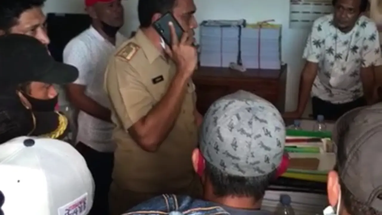 Buruh pelabuhan di Kendari mengamuk di kantor dinas koperasi, menuntut salah satu koperasi di tempat mereka bekerja membayarkan SHU sesuai aturan.(Liputan6.com/Ahmad Akbar Fua)