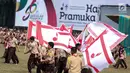 Sejumlah peserta beraksi dalam acara pembukaan Raimuna Nasional XI yang digelar di Bumi Perkemahan Cibubur, Jakarta Timur, Senin (14/8). Acara itu digelar bersamaan dengan acara Hari Pramuka ke-56. (Liputan6.com/Faizal Fanani)