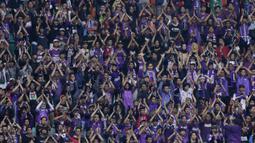Sejumlah suporter Persita Tangerang memberikan dukungan saat melawan Kalteng Putra pada laga Liga 2 di Stadion Pakansari, Jawa Barat, Selasa (4/12). Kalteng menang 2-0 atas Persita. (Bola.com/M. Iqbal Ichsan)