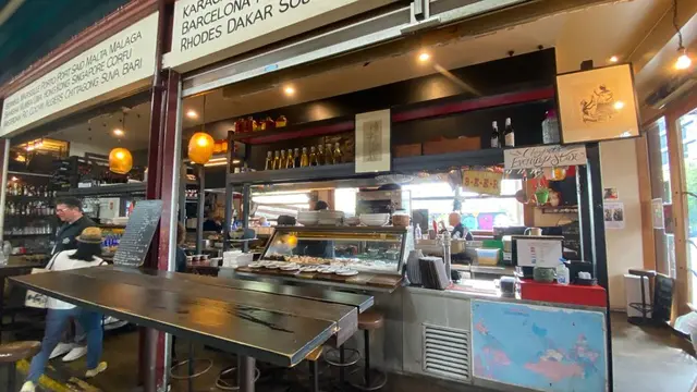 Hiruk Pikuk Kehidupan Pasar di South Melbourne Market