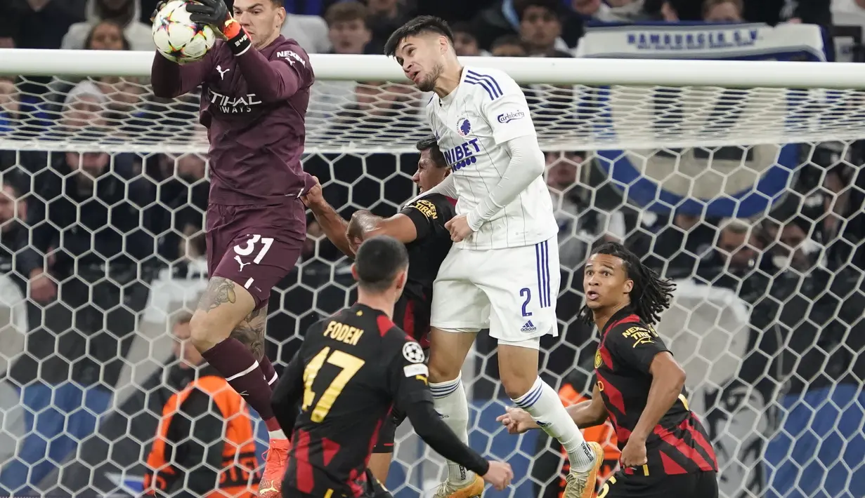 Penjaga gawang Manchester City, Ederson menangkap bola di depan pemain FC Copenhagens, Kevin Diks selama pertandingan lanjutan grup G Liga Champions di Stadion Parken di Kopenhagen, Denmark, Selasa 11 Oktober 2022. FC Copenhagen bermain imbang atas City 0-0. (Liselotte Sabroe/Ritzau Scanpix via AP)