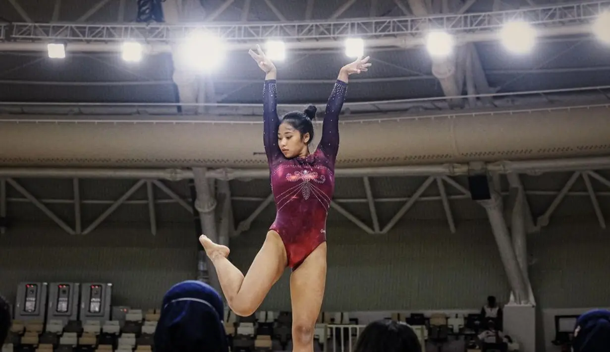 Swimsuit merah dan hitam menghadirkan kesan yang begitu elegan.  [Foto: Instagram/ Firdha Irfanaluthfi]