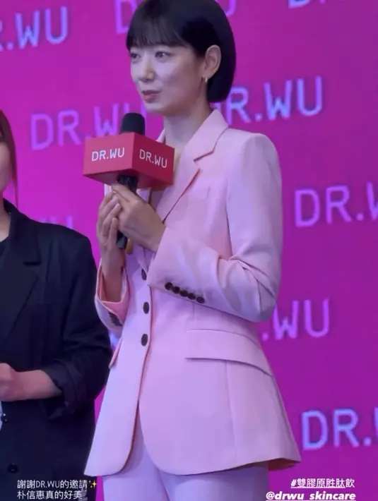 <p>Saat acara, Park Shin Hye tampil dengan rambut pendek yang rapi memerlihatkan tampilan fresh dengan poni depannya.&nbsp;[@wish_chu]</p>