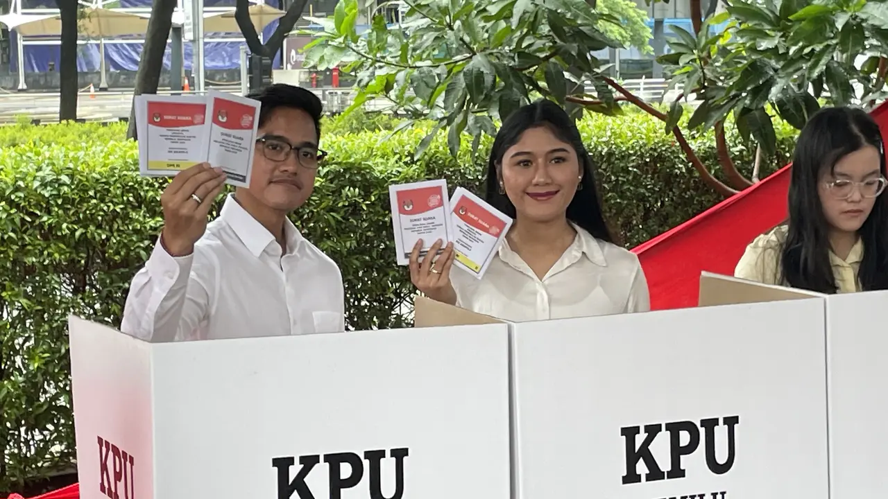 Ketua Umum Partai Solidaritas Indonesia atau Ketum PSI Kaesang Pangarep didampingi istrinya, Erina Sofia Gudono menunaikan hak pilihnya di TPS 63, Apartemen Taman Rasuna, Kuningan, Jakarta Selatan (Jaksel) pada Rabu (14/2/2024).