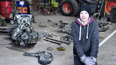 Bocah berusia 14 tahun, Daniel Kristensen bersama ayahnya menemukan puing pesawat Perang Dunia II, Denmark, Selasa (7/3). Daniel menemukan puing pesawat tersebut saat menyusuri rawa dengan traktor.(AFP Photo/ HENNING BAGGER)