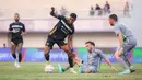 <p>Pemain Dewa United, Alex Martins (tengah kiri) berebut bola dengan pemain Persebaya Surabaya, Ze Valente (tengah kanan) pada laga lanjutan BRI Liga 1 2023/2024 antara Dewa United melawan Persebaya Surabaya di Indomilk Arena, Tangerang, Sabtu (30/09/2023). (Bola.com/Bagaskara Lazuardi)</p>