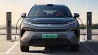 Ilustrasi mobil listrik BYD tengah melakukan pengisian daya baterai.