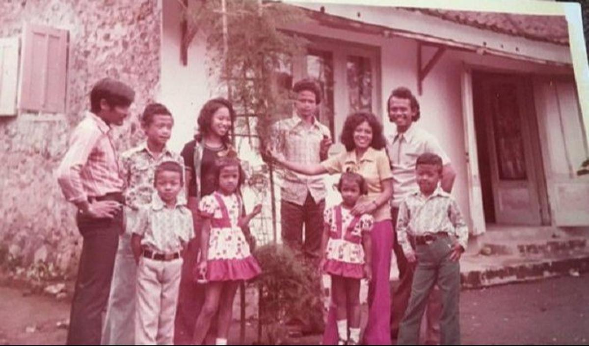 Ayah Polisi dan Ibu Penjahit yang Punya usaha Kecil-Kecilan