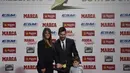 Lionel Messi melakukan sesi foto bersama istrinya, Antonella Roccuzzo dan Thiago usai menerima penghargaan sepatu emas Europa pada Golden Shoe awards 2017 di Antigua Fabrica Estrella Damm, Barcelona, (24/11/2017). (AFP/Josep Lago)