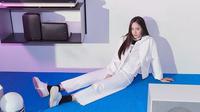 Outfit serba putih dengan dipadukan T-shirt hitam dan kaos kaki hitam membuat penampilan Krystal semakin menarik. (Liputan6.com/IG/@vousmevoyez)