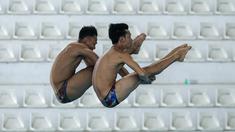 Pasangan atlet loncat indah, Andriyan (kanan) dan Adityo Restu Putra beraksi pada nomor menara synchro putra Kejurnas Akuatik 2026 di Stadion Akuatik Gelora Bung Karno, Senayan, Jakarta, Selasa (05/05/2026). (Bola.com/Bagaskara Lazuardi)