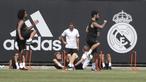 Pemain Real Madrid, Marcelo dan Isco, saat menjalani latihan di Los Angeles, AS, Rabu (12/7/2017). Real Madrid akan menghadapi Manchester United dan Manchester City pada laga turnamen International Championship Cup. (EPA/Mike Nelson)