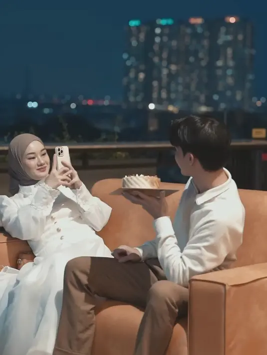 Selain video, Rey juga memberikan kue ulang tahun mungil sebagai simbol cinta dan kebersamaan mereka. Dinda terlihat tersenyum bahagia saat menerima kue tersebut, yang diiringi dengan kehadiran Rey di sisinya. Momen sederhana ini memperlihatkan betapa dalamnya cinta Rey untuk Dinda. (Liputan6.com/IG/@dindahw)