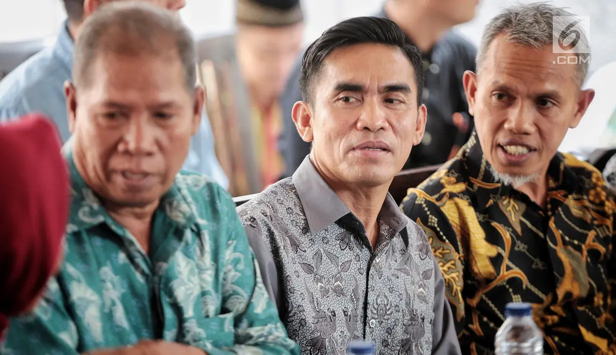 Anggota DPRD Sidrap, Idham Masse dalam acara lamaran di kawasan Bambu Apus, Jakarta, Sabtu (8/9). Idham yang  merupakan anggota DPRD Sidrap  juga politikus Partai Golkar itu resmi melamar aktris Shinta Bachir. (Liputan6.com/Faizal Fanani)