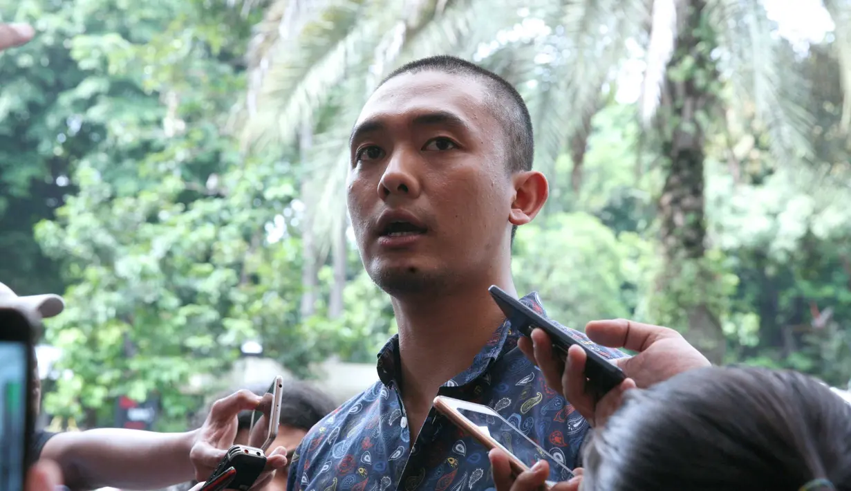 Kedatangannya ke Polda demi membantu janda dua anak tersebut yang menjadi korban hoax. Apalagi, ia juga pernah merasakan hal yang sama. Ia juga menceritakan pengalamannya menjadi korban tweet palsu. (Nurwahyunan/Bintang.com)