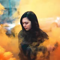 ilustrasi perempuan asap/Photo by Chang Liu on Unsplash