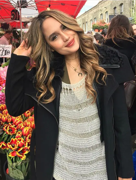 "Film yang pernah aku ceritain akan tayang tahun ini tapi belum tau bulan apa. Tapi bakal dibeli salah satu agency di sana (Amerika) dan bakal dirilis di bioskop di sana," ungkapnya di kawasan Senayan, Rabu (10/5/2017). (Instagram/claurakiehl)