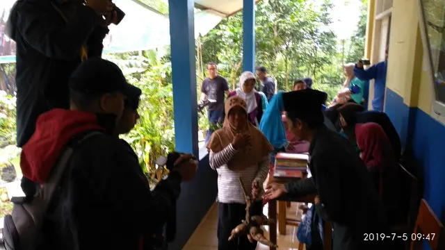 Anak-anak mendaftar ke MTs Pakis, Gununglurah, Cilongok, Banyumas, dengan berbayar hasil bumi. (Foto: Liputan6.com/Isrodin untuk Muhamad Ridlo)