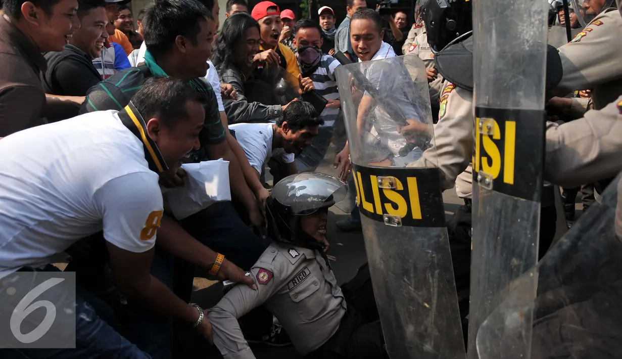 Simulasi pengamanan pilkada Tangerang Selatan yang digelar Polres Jakarta Selatan, Rabu (9/9/2015). (Liputan6.com/Gempur M Surya)