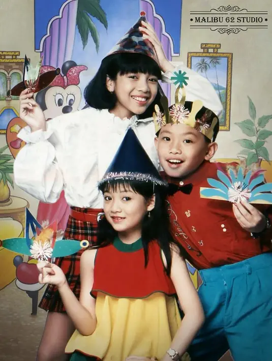Bagi Anda angkata 90-an, pasti sudah tidak asing dengan foto ini. Ya, ini adalah foto Dea Ananda, Leony, dan Alfandy 18 tahun lalu. (Foto: instagram.com/malibu62studio)