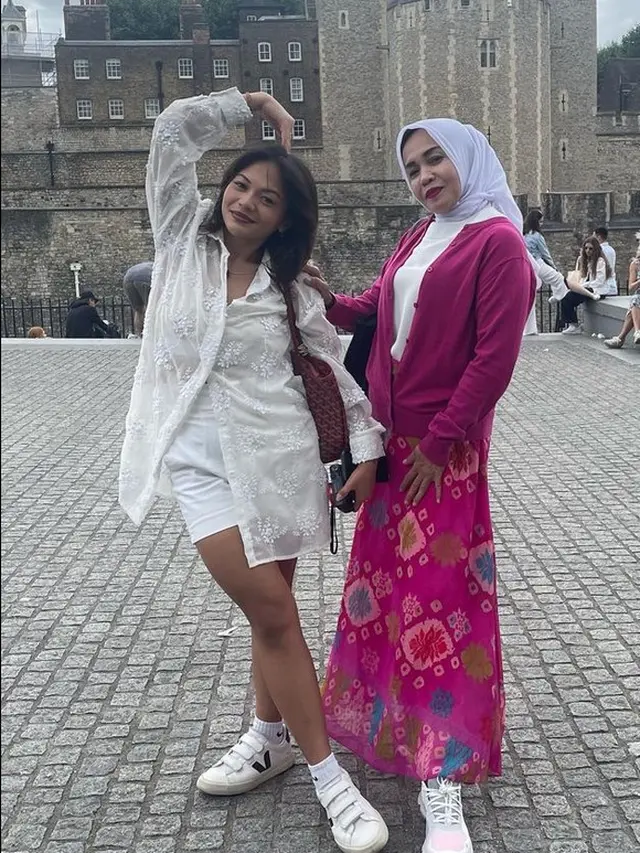 Kompak Pakai Busana Cerah di London
