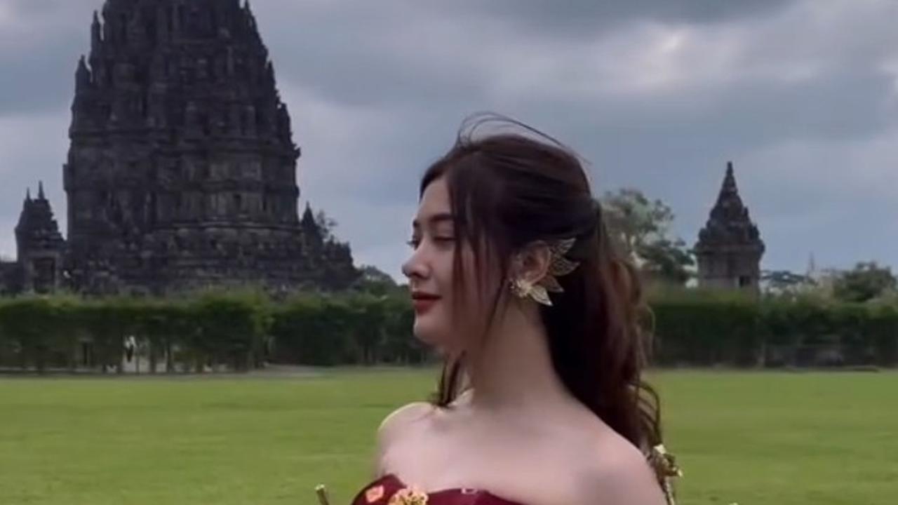 Dara mengungkapkan, awalnya ia terinspirasi dari konten kreator luar negeri. “Bisa jadi budaya gara-gara pada saat itu ada konten Gadis Kretek. Akhirnya pakai baju Jeng Yah, terus ternyata banyak yang komen wah keren nih melestarikan budaya. Jadi, dari 
