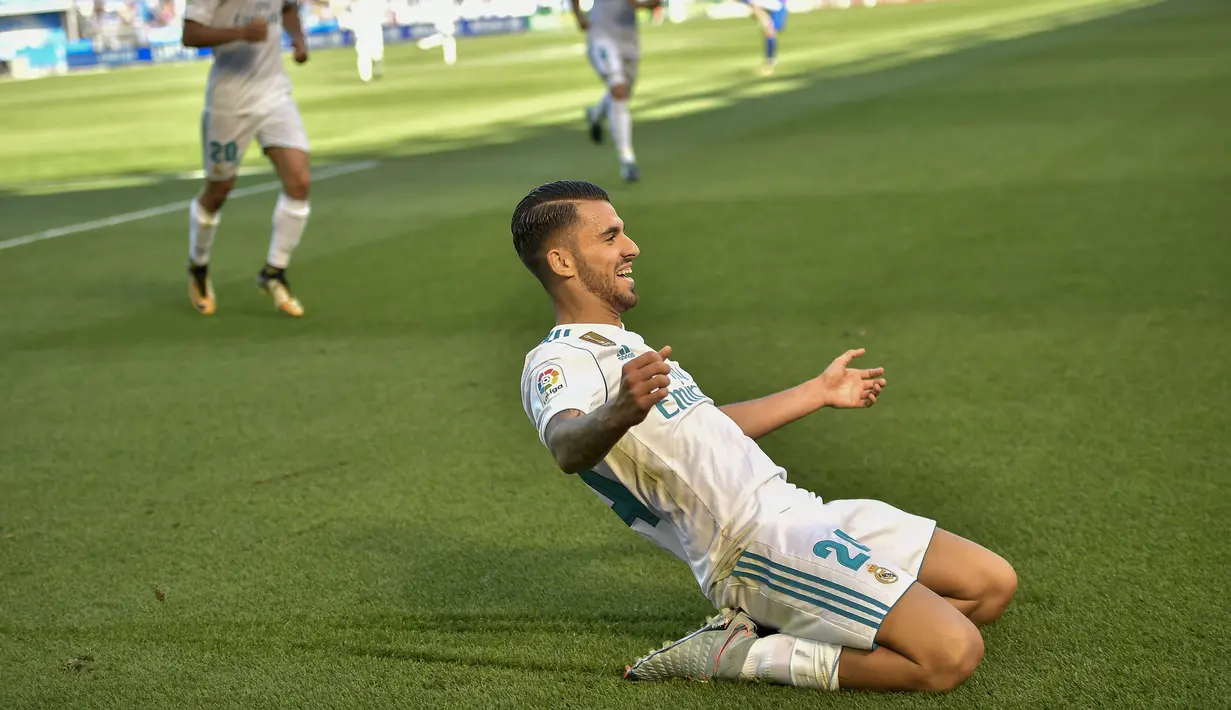 Gelandang Real Madrid, Dani Ceballos, melakukan selebrasi usai mencetak gol ke gawang Deportivo Alaves pada laga La Liga di Stadion Mendizorroza, Sabtu (23/9/2017). Real Madrid menang 2-1 atas  Deportivo Alaves. (AP/Alvaro Barrientos)
