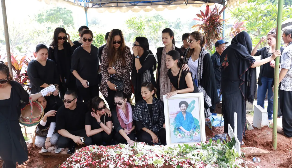 Tidak hanya Indah yang merasa kehilangan, tapi juga teman-temannya. Salah satunya Endhita, istri Onci Ungu, yang telah menganggapnya seperti ibunya sendiri. (Galih W. Satria/Bintang.com)