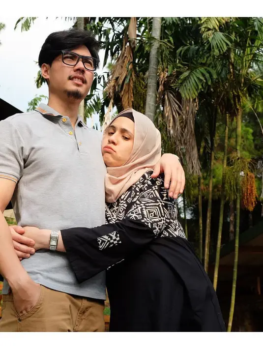 Lantaran lama tak muncul, ternyata Gina dan Kinos tengah menanti anak kedua mereka. Sekarang ini Gina tengah hamil berusia enam bulan. (Instagram/missnyctagina)