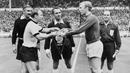 Uwe Seeler (kiri). Eks striker Jerman Barat yang belum lama meninggal di usia 85 tahun pada 21 Juli 2022 ini tercatat total tampil dalam 21 laga bersama Timnas Jerman Barat di putaran final Piala Dunia pada 4 edisi, mulai 1958 hingga 1970. Prestasi terbaiknya adalah saat membawa Tim Panser menjadi runner-up pada edisi 1966 usai kalah 2-4 dari tuan rumah Inggris lewat perpanjangan waktu. (AFP/Staff)