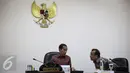 Presiden Joko Widodo berbincang dengan Mensesneg Praktino (kanan) saat memimpin ratas membahas percepatan pembangunan LRT di Jabodetabek dan Palembang dalam rangka Asian Games ke-18, Jakarta, Selasa (29/3/2016). (Liputan6.com/Faizal Fanani)