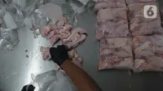 Pekerja memilah potongan ayam untuk dimasukkan ke dalam plastik kemasan di Rumah Potong Hewan (RPH) Rawa Kepiting, Jakarta Timur Sabtu (4/5/2024). (merdeka.com/Imam Buhori)