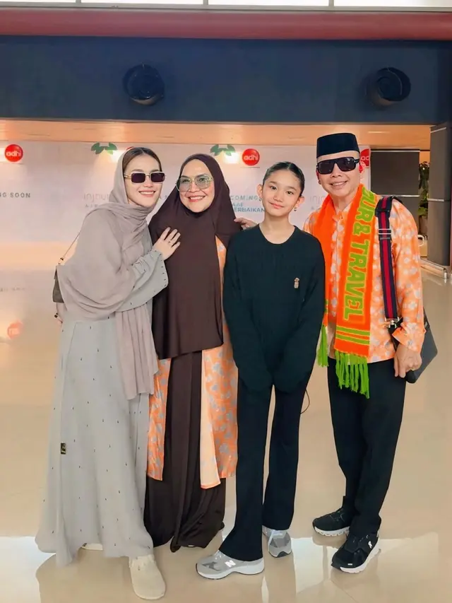 Model Gamis Ayu Ting Ting saat Antar Orang Tua Berangkat Umroh, Simpel Cocok untuk Sehari-hari