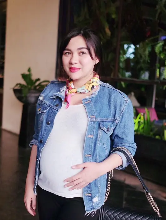 Dengan status barunya sebagai ibu, pastinya Vicky ingin menjaga buah hatinya. Untuk itu, ia memutuskan untuk istirahat sejenak berkarier di dunia musik. Hal ini sudah dilakukannya sejak usia kehamilan 7 atau 6 bulan. (Instagram/vickyshu)