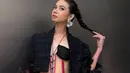 <p>Penampilan Yuki Kato saat menghadiri JFW 2025 untuk menonton presentasi Cita Tenun Indonesia benar-benar mencuri perhatian dengan gaya yang edgy dan unik. [@yukikt].</p>