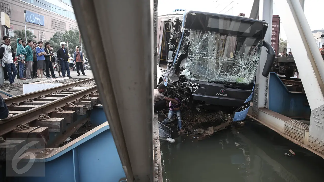 20160519-Bus Transjakarta Dihantam Kereta Api di Mangga Dua-Jakarta