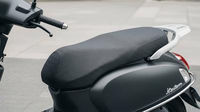 5 Bahan Rumahan yang Bisa Digunakan untuk Membersihkan Jok Motor dari Kotoran Kucing