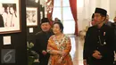 Presiden Joko Widodo (Jokowi) didampingi Wapres Jusuf Kalla dan Presiden Kelima RI Megawati Soekarnoputri melihat pameran foto dalam rangka peringatan Konferensi Asia Afrika (KAA) ke-62 di Istana Negara, Jakarta, Selasa (18/4). (Liputan6.com/Angga Yuniar)