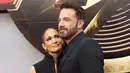 Sinyal bahwa hubungan pasangan Jennifer Lopez dan Ben Affleck sedang tak baik-baik saja, juga muncul pada Juni lalu. Mansion tempat tinggal mereka di Beverly Hills dijual, dan sebulan setelahnya Ben Affleck membeli sebuah rumah di Los Angeles. (Michael Tran / AFP)