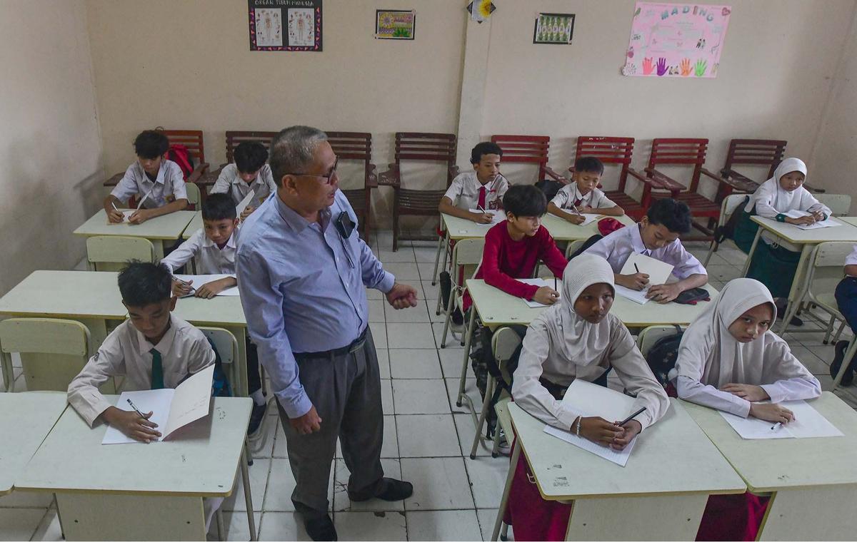 FOTO: Hari Pertama Tahun Ajaran Baru, SMP Swasta Gratis di Depok Resmi Dimulai