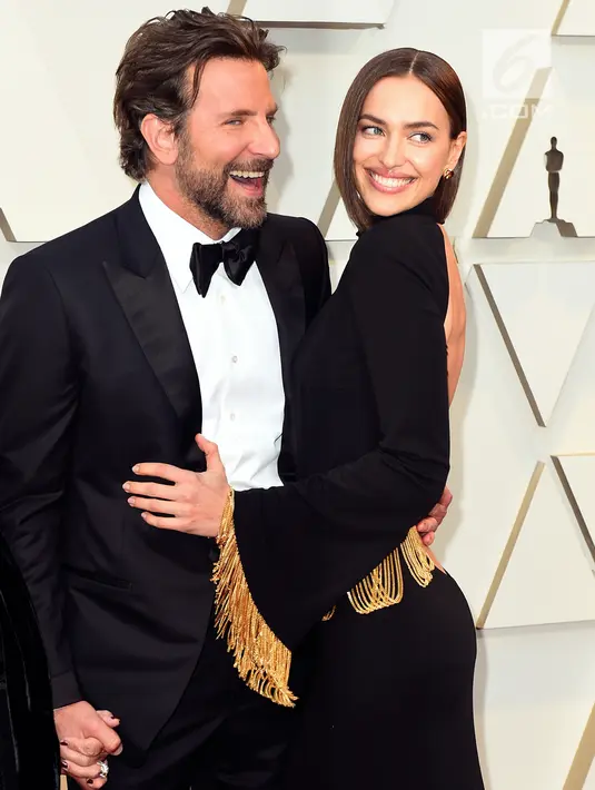 Aktor Bradley Cooper dan Irina Shayk  menghadiri perhelatan Oscar 2019 di Dolby Theatre, Los Angeles, Minggu (24/2). Bradley Cooper tampil stunning dengan setelan formal tuksedo warna hitam, lengkap dengan dasi kupu-kupu. (Jordan Strauss/Invision/AP)