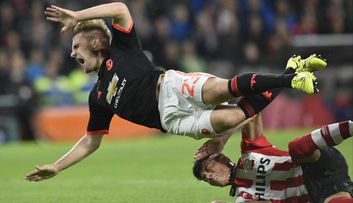 Pada September 2015, Luke Shaw mengalami cedera parah usai pelanggaran keras yang dilakukan bek PSV Eindhoven Hector Moreno hingga patah kaki dan harus rela menepi hingga akhir musim.