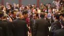 Presiden Joko Widodo (tengah) berjabat tangan dengan delegasi usai membuka Asian-African-Business Summit yang merupakan rangkaian peringatan ke-60 Konferensi Asia Afrika di Jakarta Convention Centre, Selasa (21/4/2015). (Liputan6.com/Herman Zakharia)
