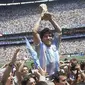 1. Diego Maradona - Kehidupan Maradona kecil begitu akrab dengan kemiskinan. Sang ayah yang hanya berkerja di pabrik dan menjadi tukang batu membuat Maradona harus menjalani hidup yang cukup keras sejak anak-anak.